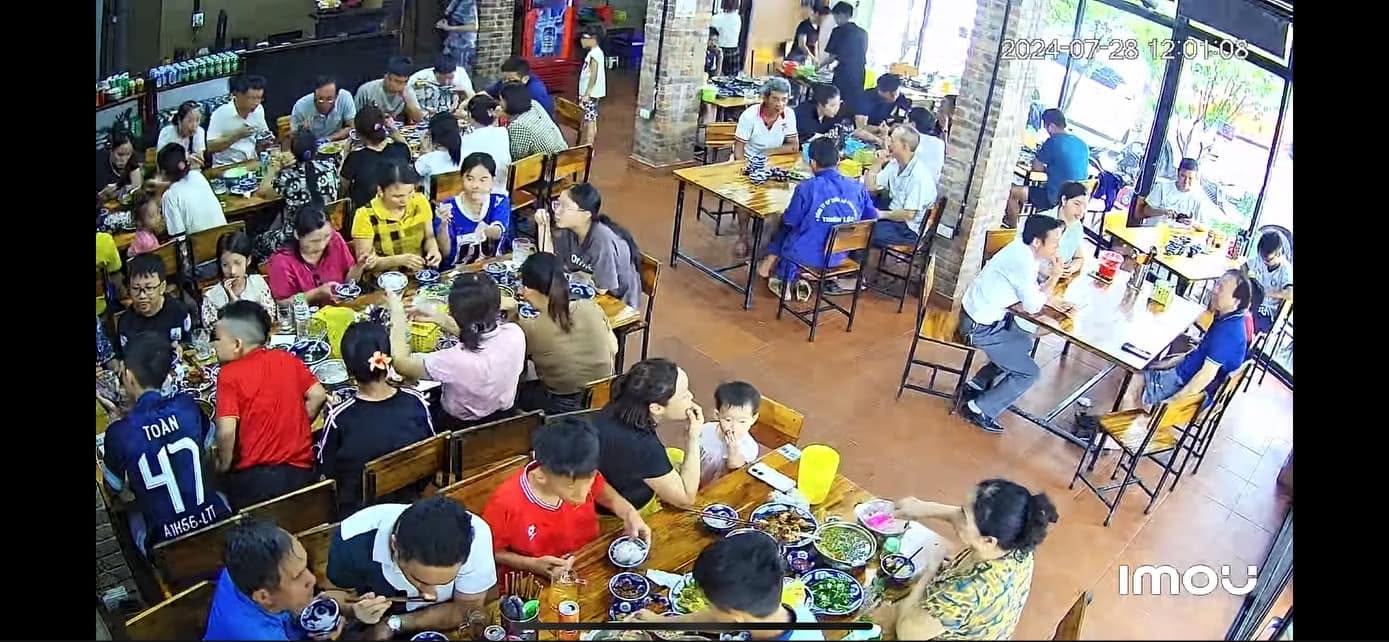 Toàn cảnh quán đông khách nhìn từ trên cao