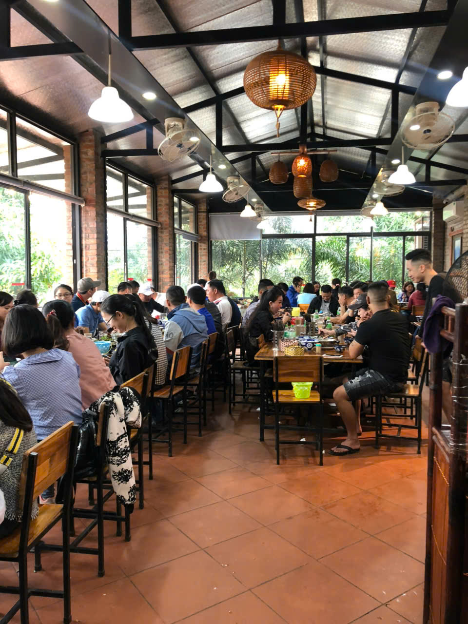 Khu vực nhà kính thoáng mát luôn kín chỗ