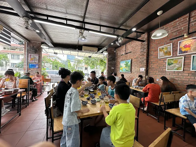 Nhóm khách đông vui quây quần bên mâm cơm Huế
