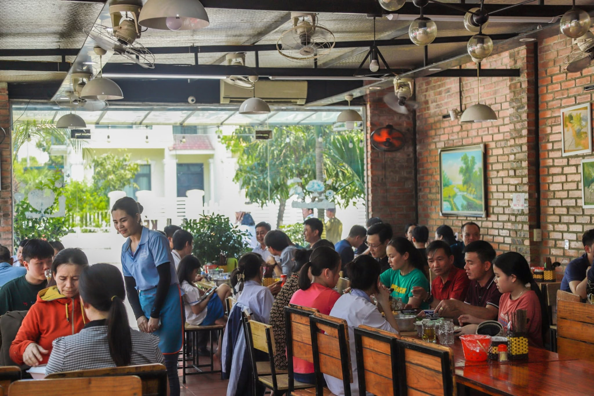 Không gian quán rộng, đông khách địa phương