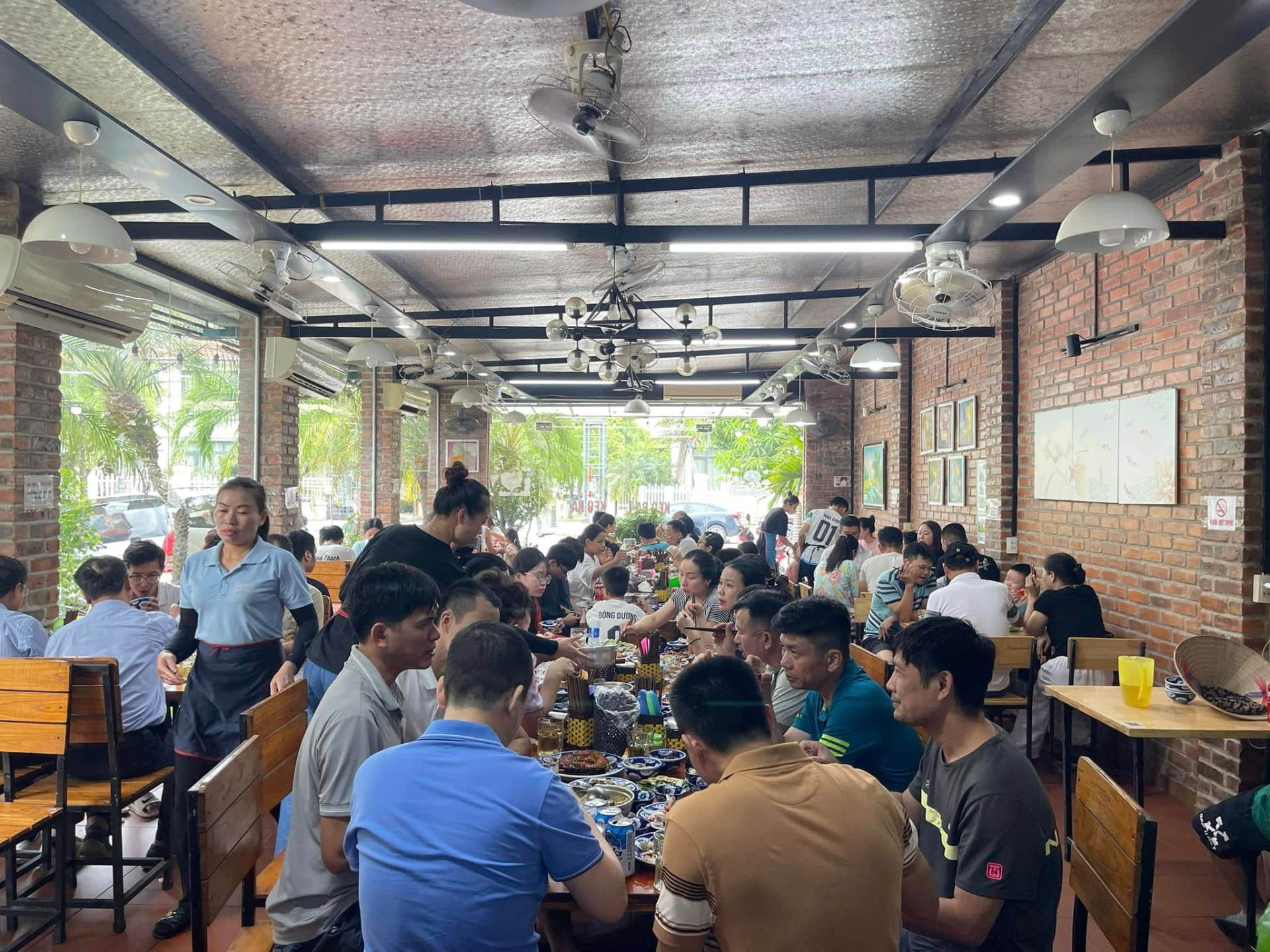 Quán Góc Phố Cơm Huế kín bàn giờ trưa tại Hà Tĩnh