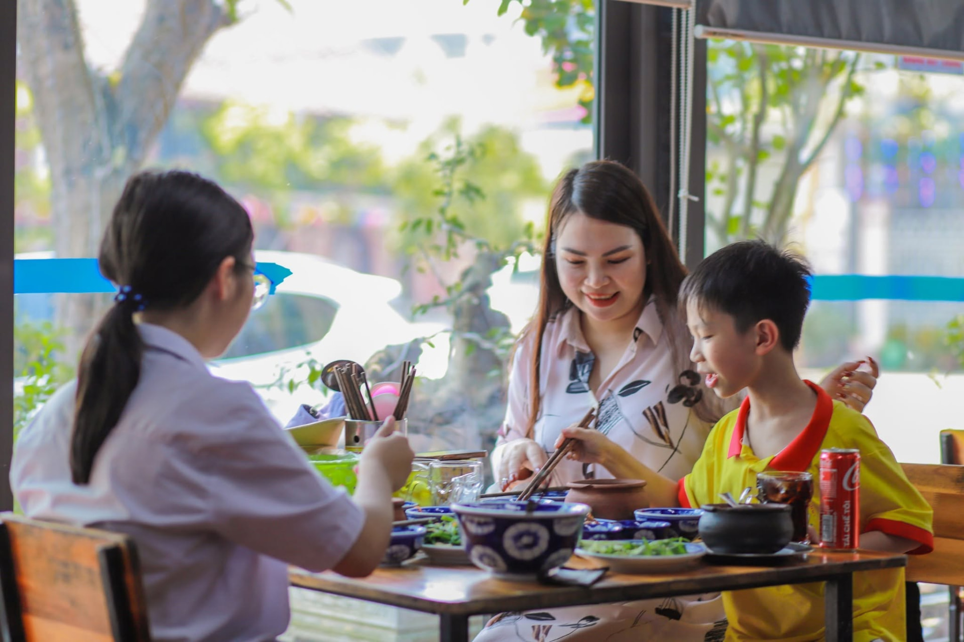 Khách gia đình dùng bữa trưa tại Góc Phố Cơm Huế