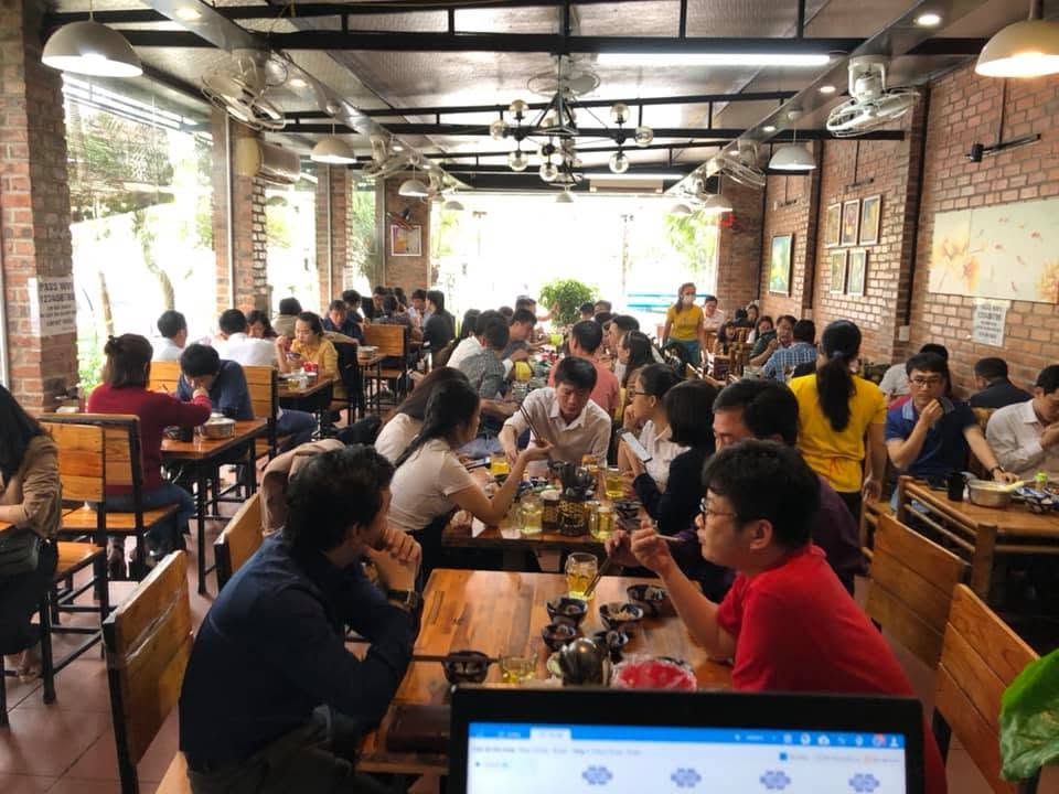 Quán đông khách giờ cao điểm buổi trưa
